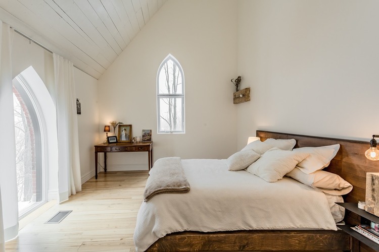 Velika i dobro osvetljena spavaća soba kuće izgrađene u neogotičkom stilu